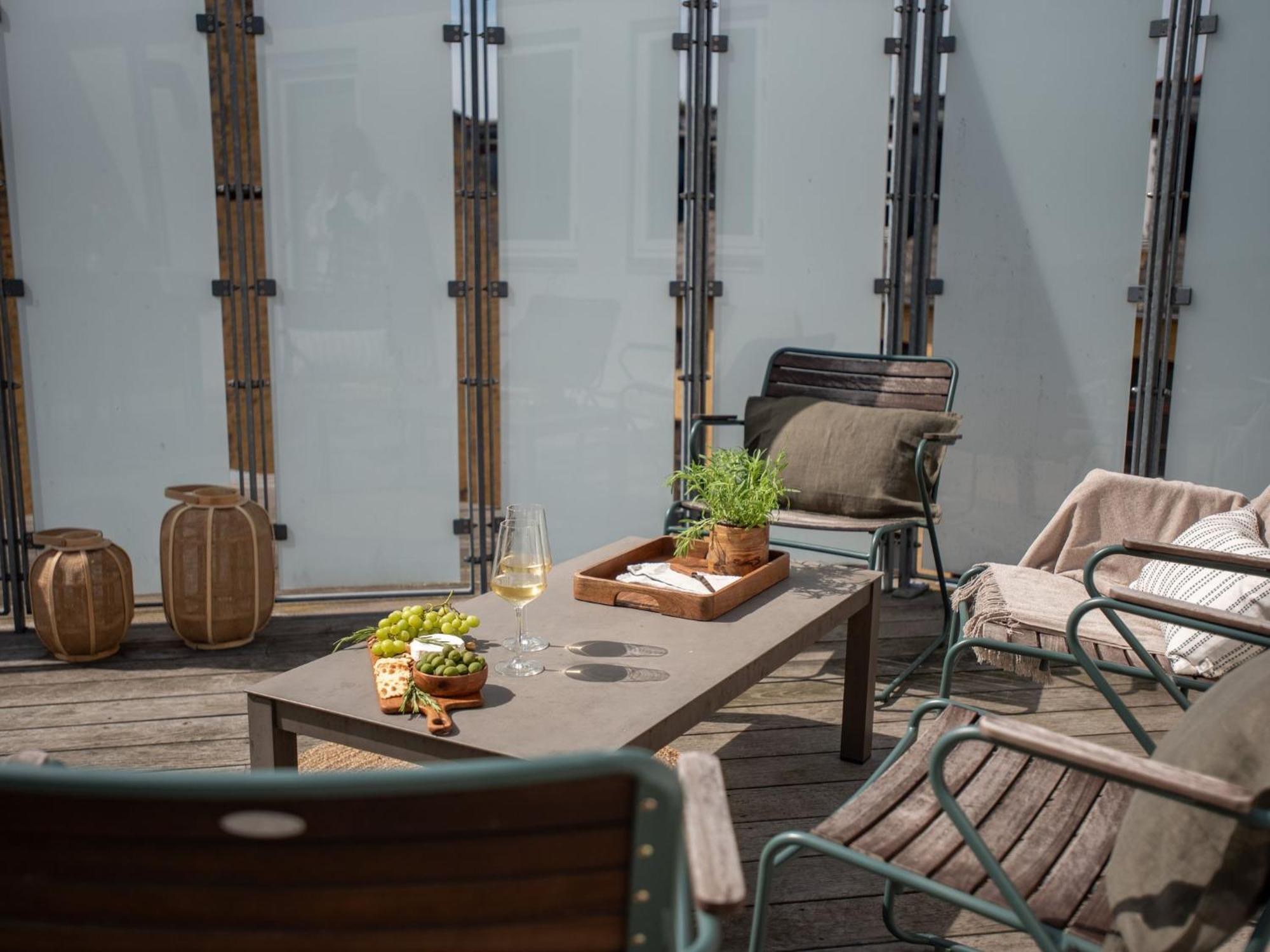 Sanders Leaves - Precious Two-bedroom Penthouse In Downtown *